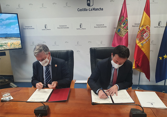 Foto UNEF y la Junta de Castilla-La Mancha firman un protocolo de colaboración para impulsar el desarrollo sostenible de las energías renovables en la región.